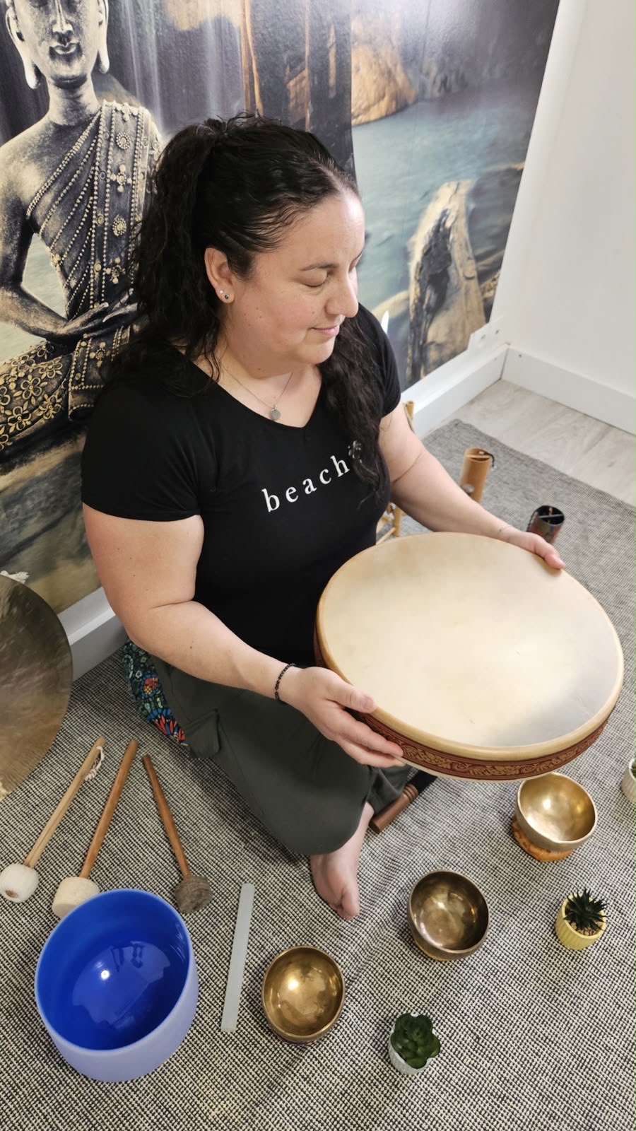 Sarah notre praticienne EFT, Laochi, sonothérapie vous accompagne avec douceur et bienveillance vers plus d'harmonie, d'apaisement et d'énergie positive.