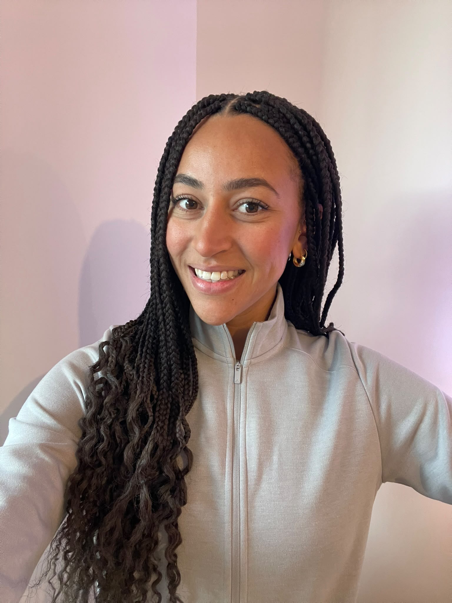 Shanna, notre instructrice de Pilates, déborde d'énergie et de motivation: elle vous transmet sa passion à chaque séance et vous pousse au meilleur de vous même.